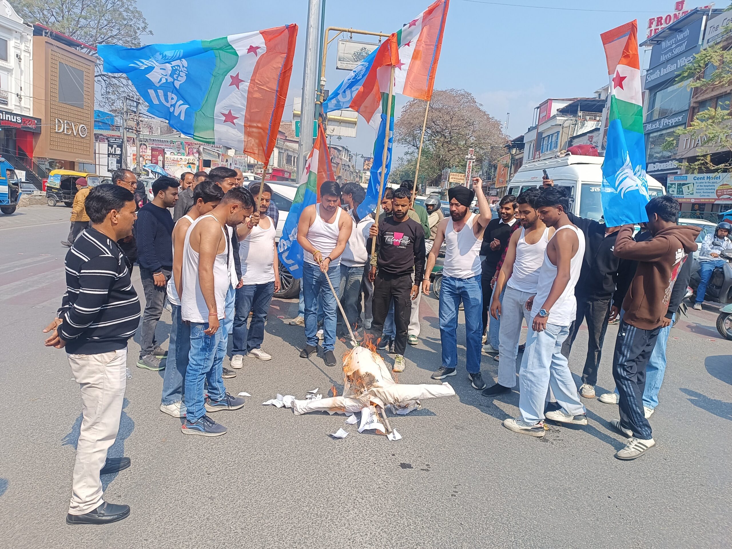 विरोध: यूथ कांग्रेस के अध्यक्ष की गिरफ्तारी के विरोध में एनएसयूआई ने किया शर्टलेस प्रदर्शन