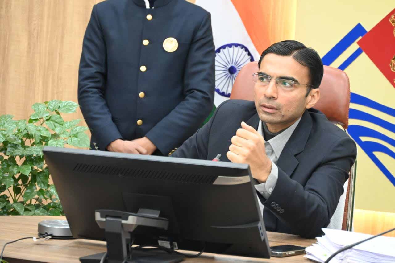 डीएम ने पकड़ा कूटरचित दस्तावेज से भूमि क्रय-विक्रय मामला