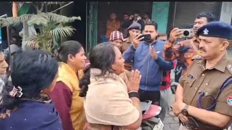 बहू के मायके वालों ने घर में घुसकर की मारपीट, सास की मौत, पति घायल