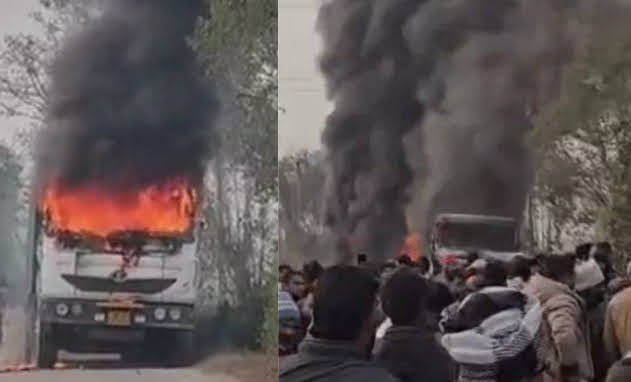 बवाल: रेत से भरे डंपर ने बाइक सवार को कुचला, गुस्साई भीड़ ने डंपर में लगा दी आग