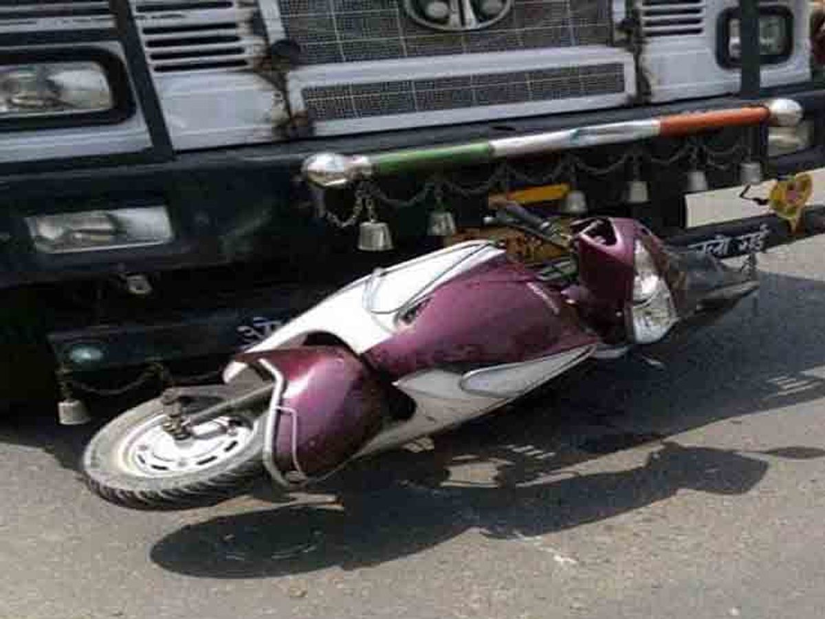 हादसा: बाड़ेछीना के पास स्कूटी व ट्रक में हुई जोरदार टक्कर, स्कूटी सवार युवक की मौके पर मौत