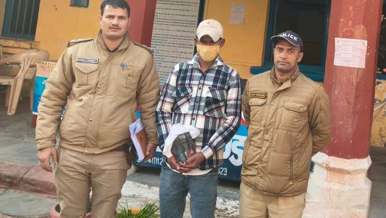शिकंजा: एक लाख रुपए की चरस के साथ तस्कर गिरफ्तार, तस्करी में इस्तेमाल कार सीज
