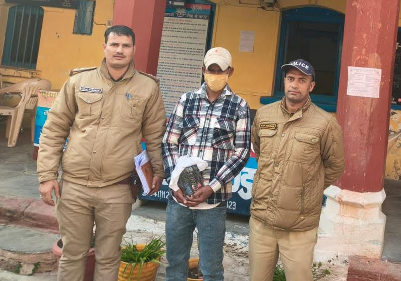 शिकंजा: एक लाख रुपए की चरस के साथ तस्कर गिरफ्तार, तस्करी में इस्तेमाल कार सीज