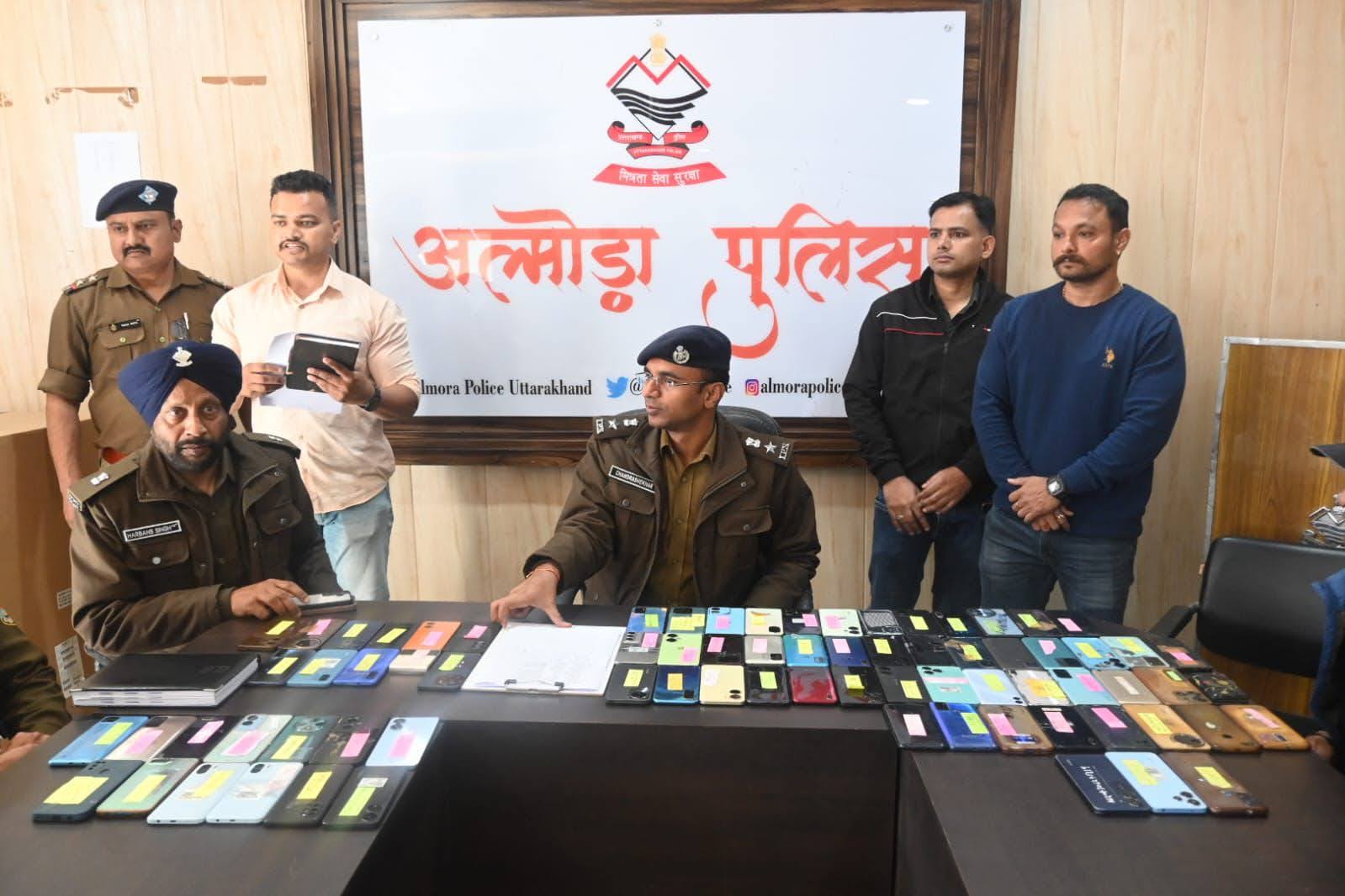 कामयाबी: अल्मोड़ा पुलिस ने रिकवर किए 11.14 लाख के 76 मोबाइल, स्वामियों में खुशी की लहर