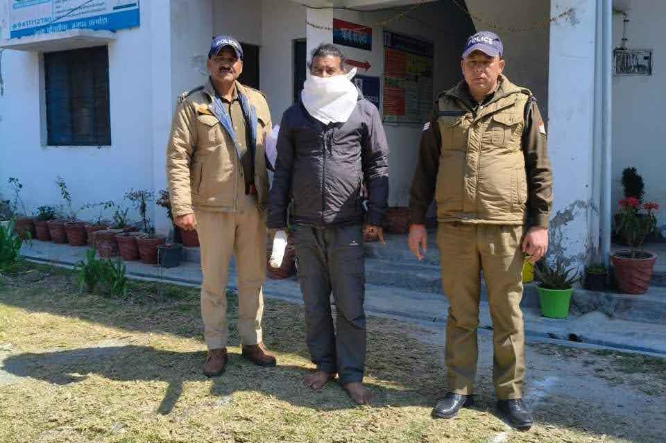 दबंगई: आपसी विवाद में फायरिंग करने से 03 लोग घायल; बंदूक समेत आरोपी गिरफ्तार