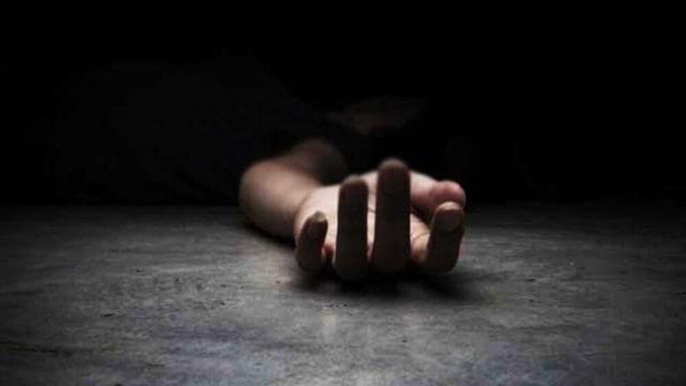 युवक ने ब्लेड से अपना गला काटकर की आत्महत्या