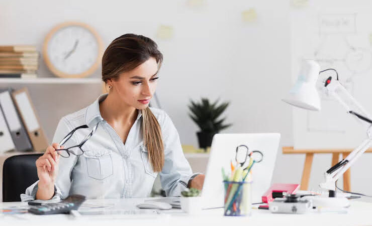 हैल्थ टिप्स: डेस्क जॉब कर रहे हैं? इन 5 आम स्वास्थ्य खतरों के बारे में जरूर जानें