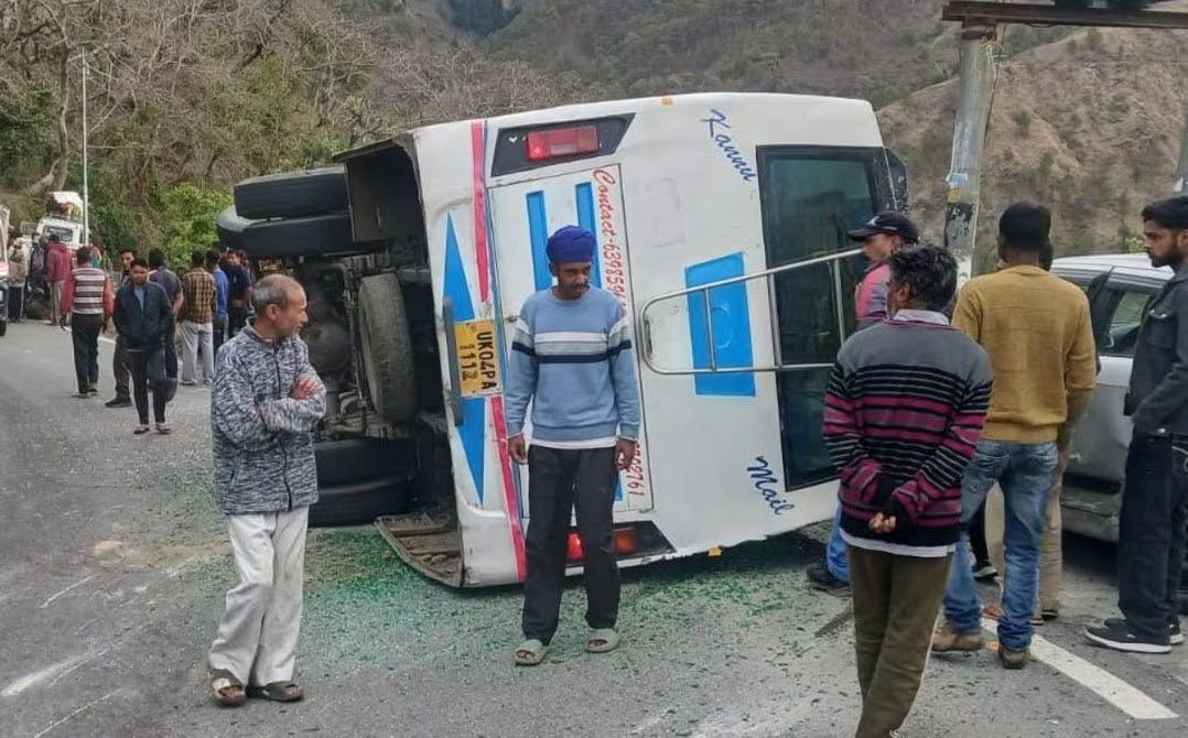 हादसा: सड़क पर पलट गई हल्द्वानी से डीडीहाट जा रही बस; एक की मौत, 8 यात्री घायल  