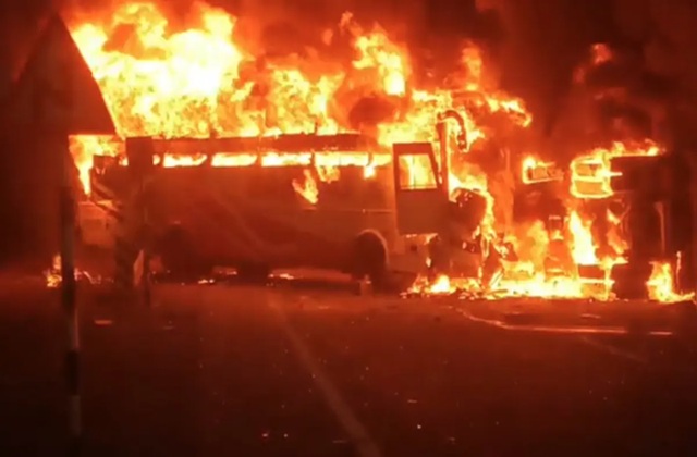 दर्दनाक हादसा: डंपर से टक्कर होने के बाद बस में लगी आग, 14 लोगों की जलकर मौत; 18 घायल