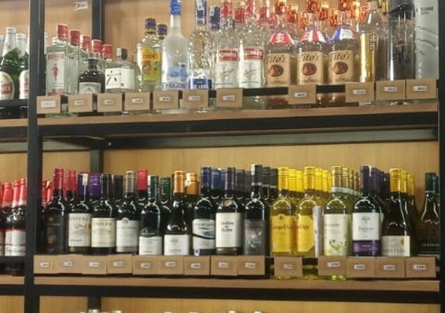 मनमानी: सरकारी शराब की दुकानों पर ग्राहकों की जेब पर डाका और सिस्टम खामोश