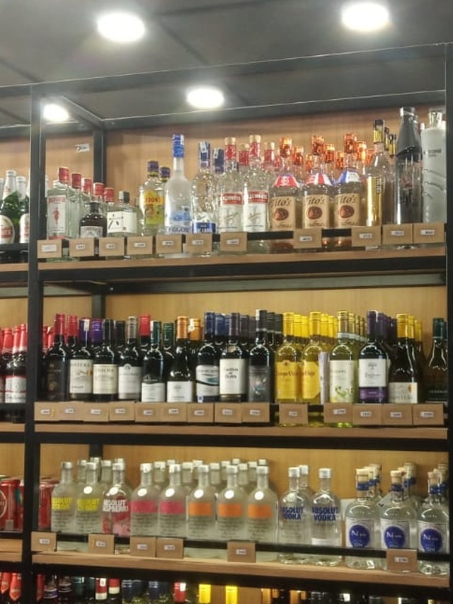 मनमानी: सरकारी शराब की दुकानों पर ग्राहकों की जेब पर डाका और सिस्टम खामोश