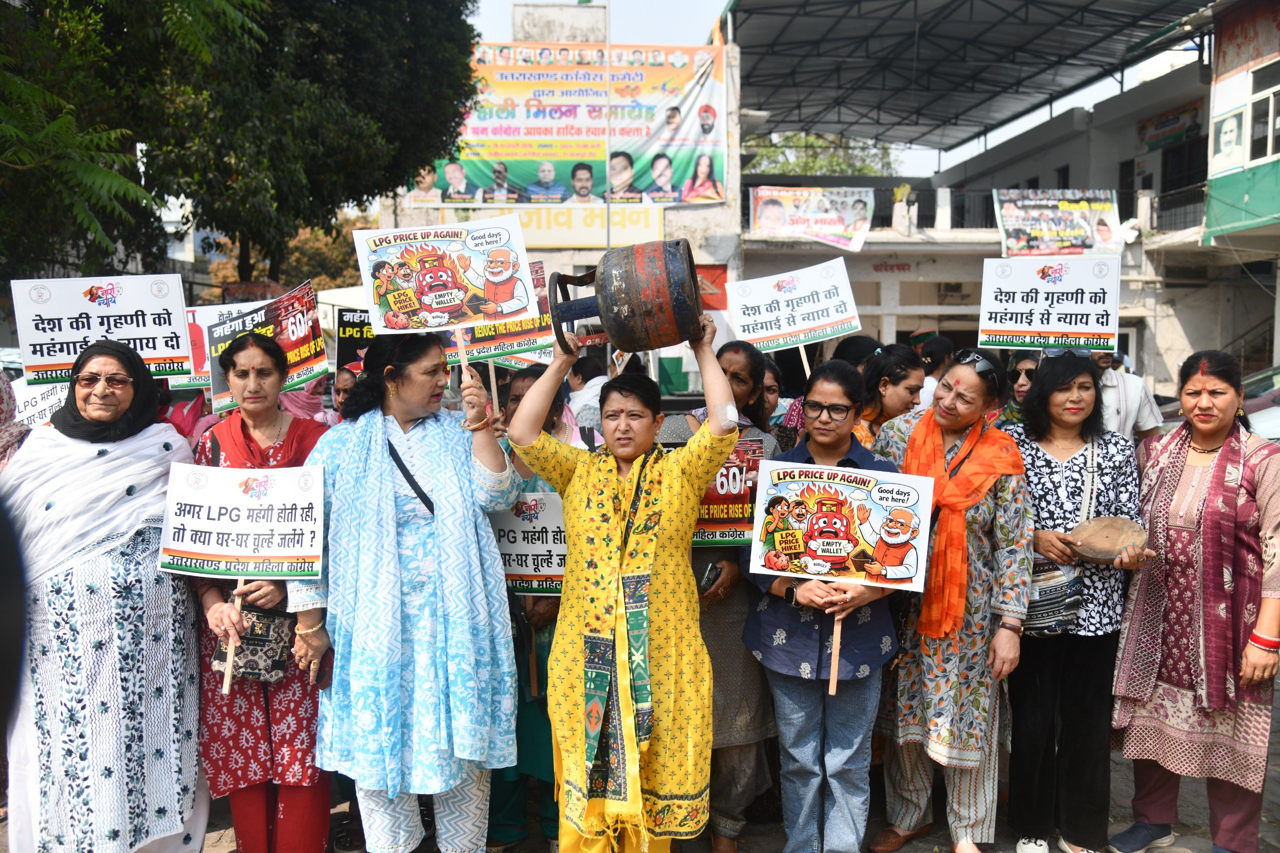 आक्रोश: रसोई गैस सिलेंडर के बढ़ते दामों के खिलाफ महिला कांग्रेस का जोरदार विरोध प्रदर्शन 