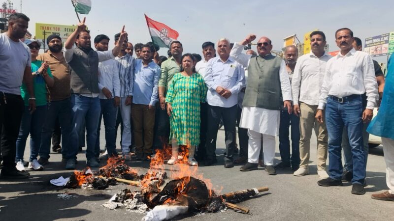 विरोध: रसोई गैस व पेट्रोल-डीजल की बढ़ती कीमतों के खिलाफ यूथ कांग्रेस का प्रदर्शन