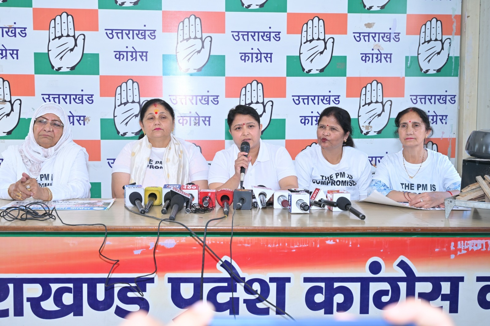 आक्रोश: केन्द्र सरकार द्वारा रसोई गैस के दाम बढ़ाये जाने पर महिला कांग्रेस अध्यक्ष ज्योति रौतेला ने जताया सख़्त विरोध