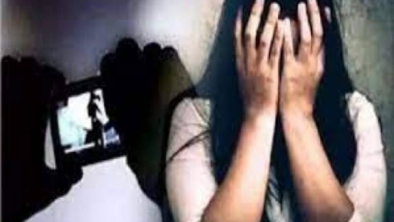 शर्मनाक: सौतेले पिता पर ब्लैक मेल कर दुष्कर्म करने व जान से मारने की धमकी देने का आरोप