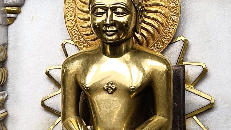 महावीर जयंती पर विशेष: युद्ध के साए में महावीर स्वामी शांति की किरण