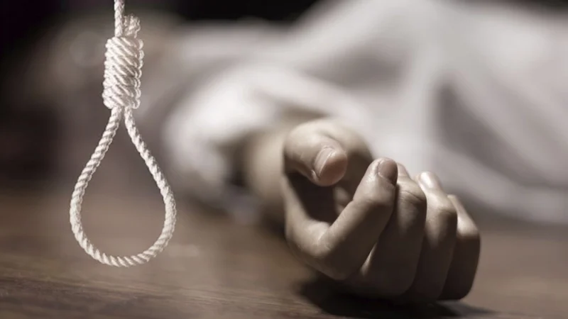 संदेहास्पद: चीनी मिल के कर्मचारी आवास में महिला ने फंदे से लटक कर दे दी जान, मचा कोहराम