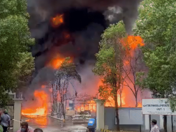 सनसनी: आंध्र प्रदेश की पटाखा फैक्ट्री में जबरदस्त धमाका, 18 लोगों की मौत, सैकड़ों फीट दूर गिरे शव