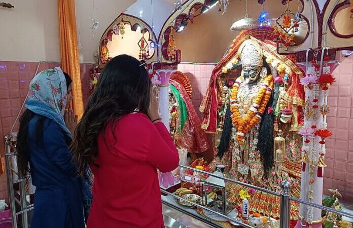 नवरात्रि पर मंदिरों में उमड़े श्रद्धालु