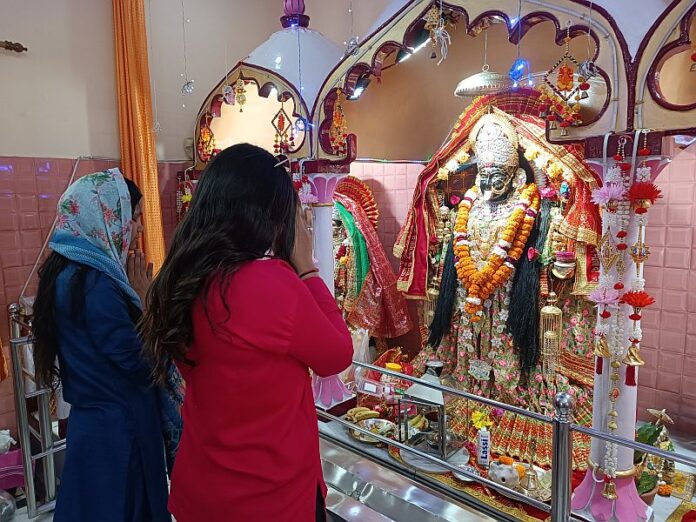 नवरात्रि पर मंदिरों में उमड़े श्रद्धालु