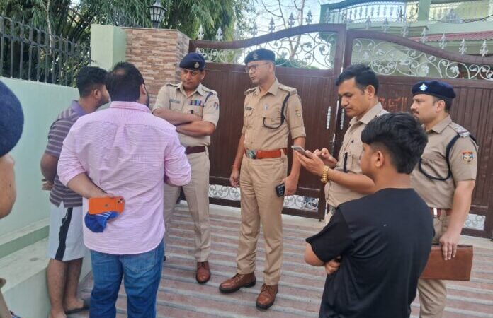 दो गाड़ियों में रास्ता ने देने के विवाद में चली गोलियां 