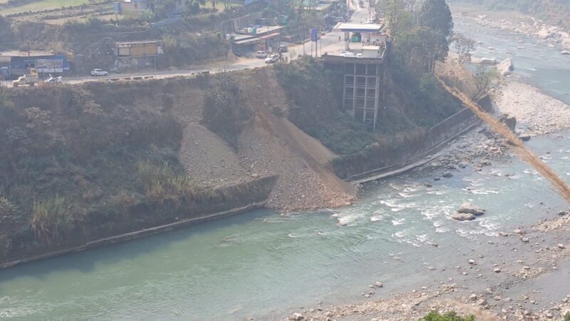 तिलवाड़ा में मंदाकिनी नदी में अवैध मलबा डंपिंग का आरोप