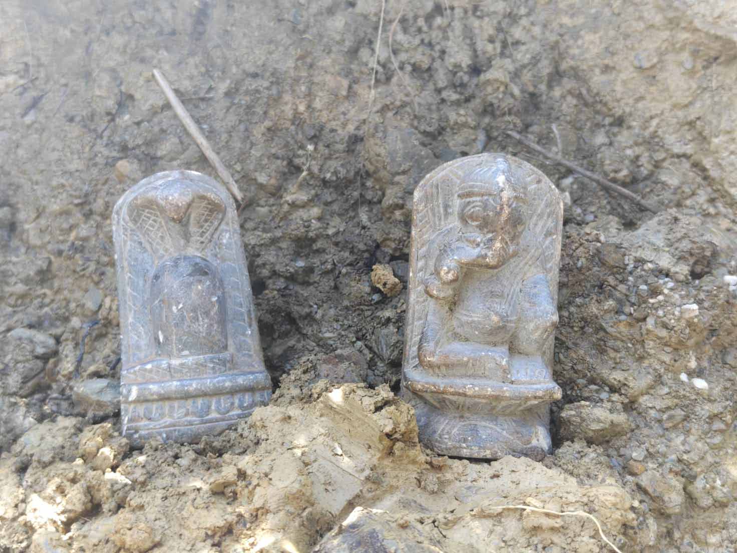 ख़ास ख़बर: खुदाई के दौरान मिलीं दो प्राचीन मूर्तियां,  गणेश और नाग छत्र शिवलिंग देख खुश हुए लोग 