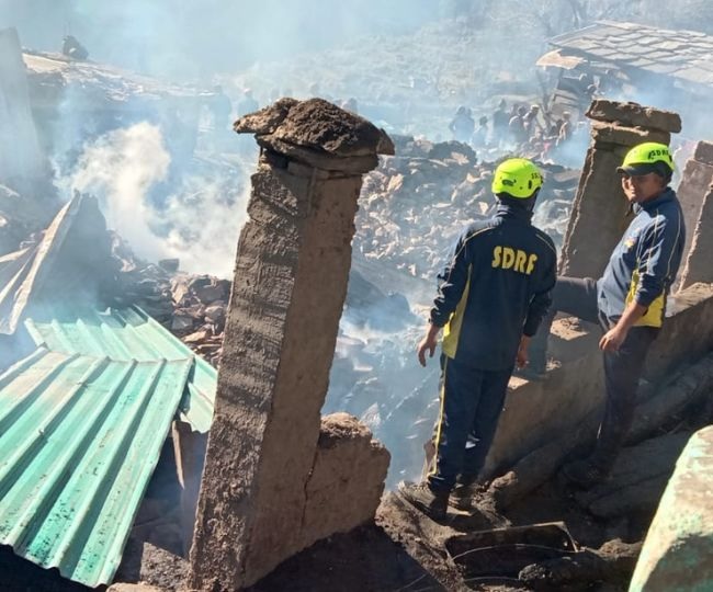 भीषण अग्निकांड में छह भवन सहित अन्न भंडार जलकर राख