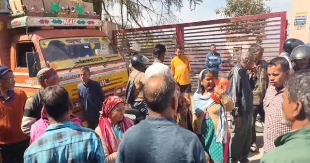 गैस की आपूर्ति बाधित होने से परेशान लोगों ने किया हाईवे जाम