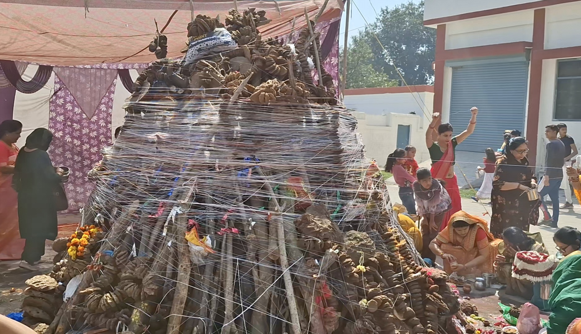 महिलाओं ने होलिका दहन से पहले किया पूजन