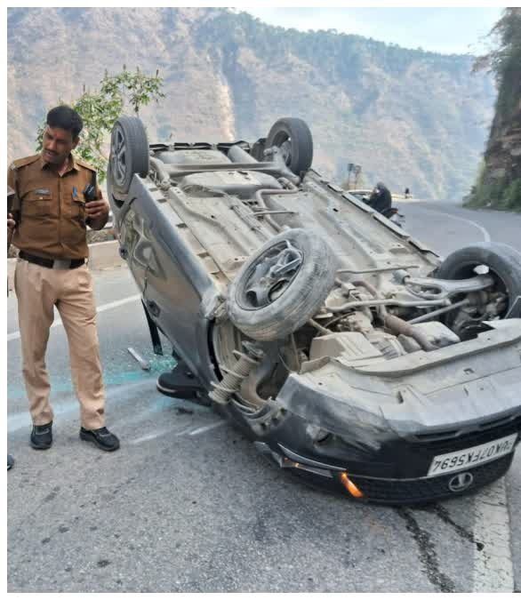 अनियंत्रित वाहन सड़क पर पलटा,पुलिस की तत्परता से बची चालक की जान