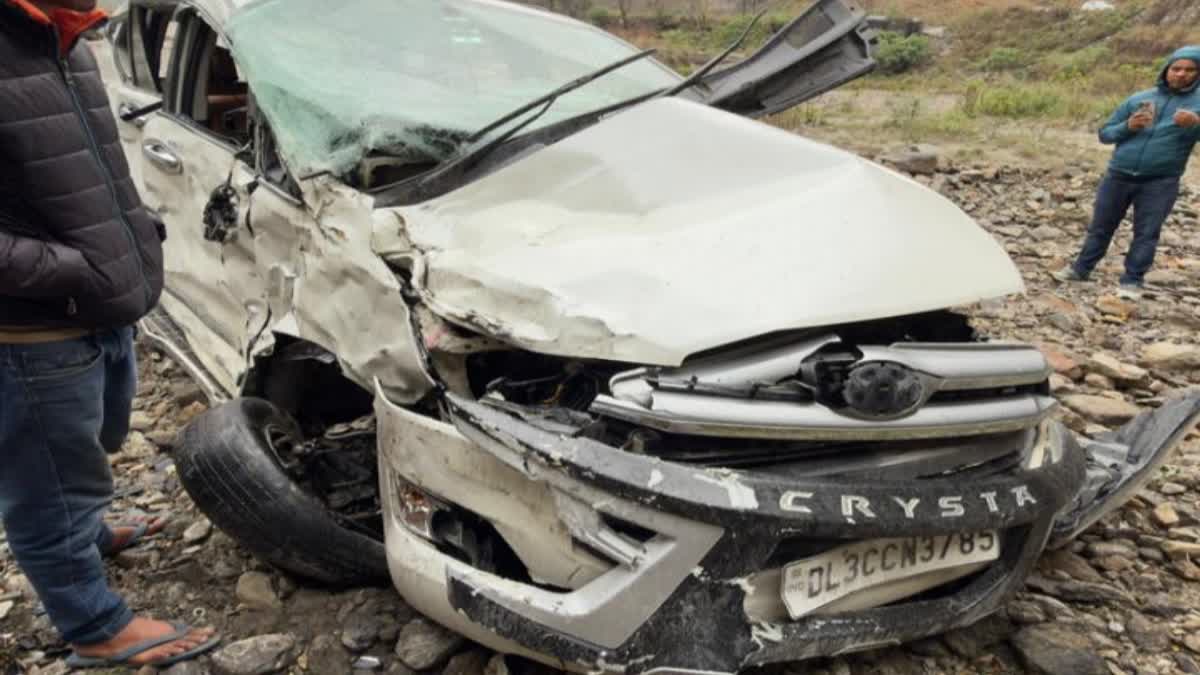 गहरी खाई में गिरी कार, तीन की मौत