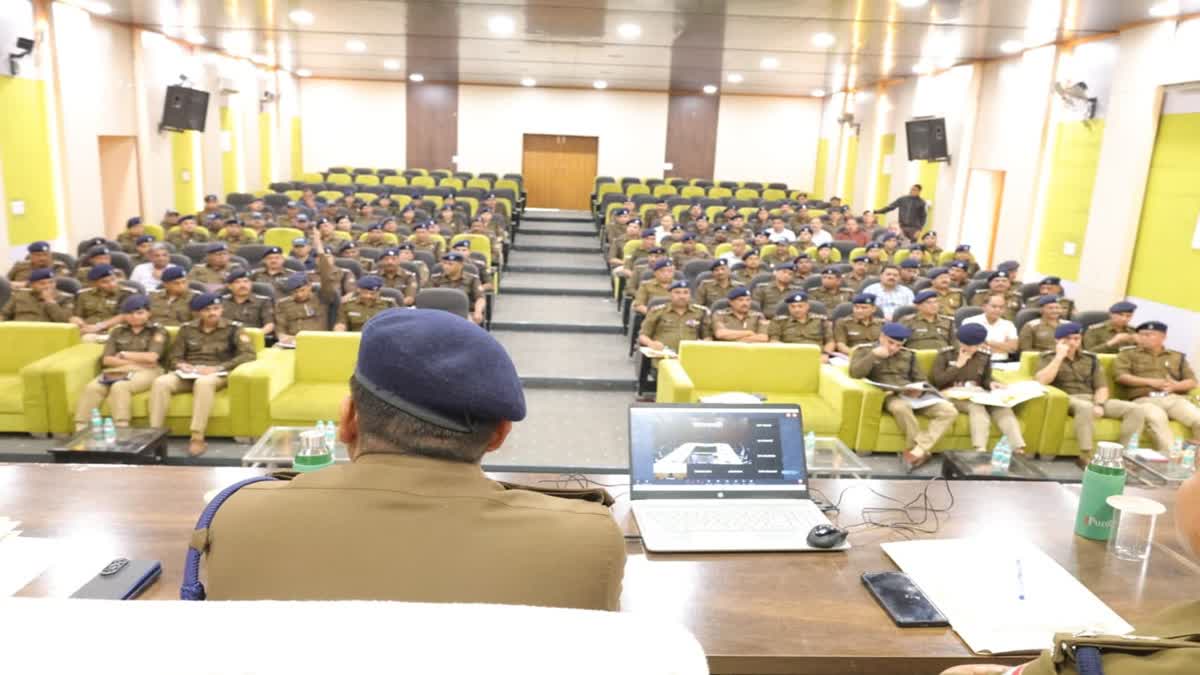 क्राइम मीटिंग  में पुलिस कप्तान ने कसे थाना प्रभारियों के पेंच