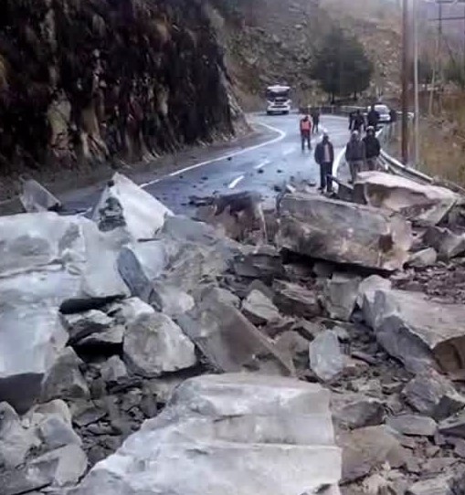 भारी बारिश से बदरीनाथ और नीति मलारी हाईवे बंद