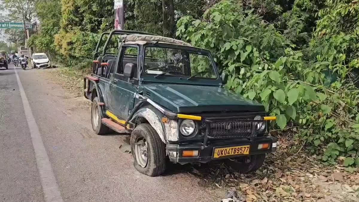जिप्सी और तेज रफ्तार कार की टक्कर, तीन घायल