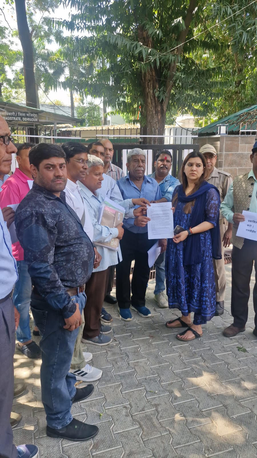 इंदिरा मार्केट पुनर्विकास योजना में काम ठप होने से प्रभावितों ने किया प्रदर्शन