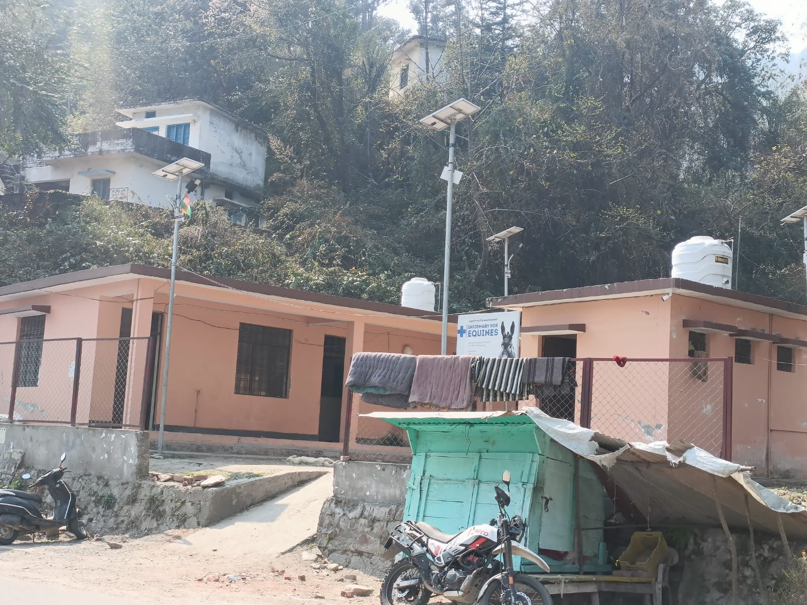 मनमानी: स्कूल के छात्रावास में चल रहा पशु उपचार केंद्र, जनप्रतिनिधियों ने डीएम को दिया अल्टीमेटम