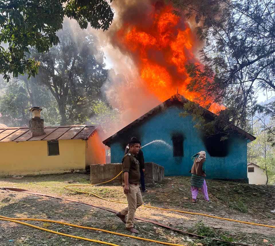 स्वाहा: त्यूनी में लकड़ी के मकान में लगी भीषण आग, सारा सामान जलकर हुआ राख