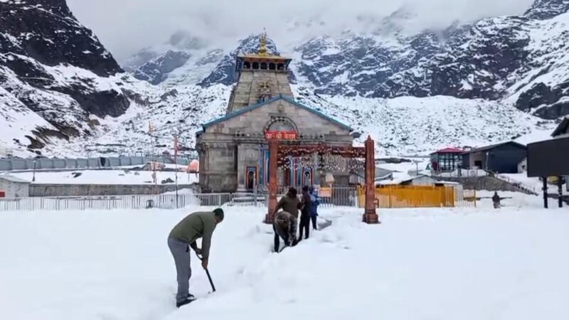 केदारनाथ धाम में बर्फ के बीच जंग, प्रशासन अलर्ट मोड में