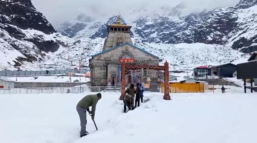 केदारनाथ धाम में बर्फ के बीच जंग, प्रशासन अलर्ट मोड में