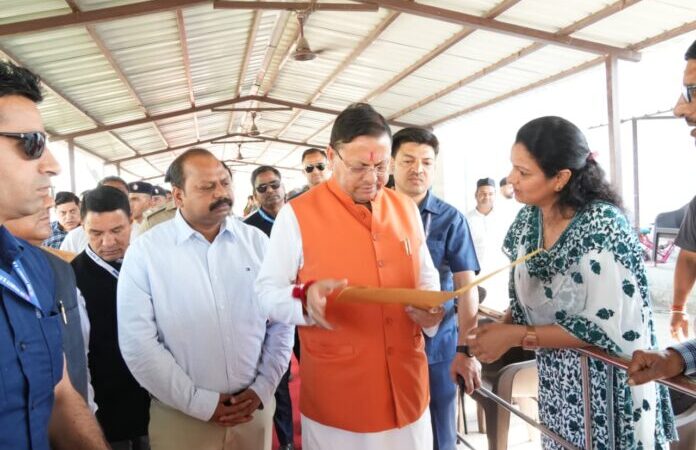 सीएम धामी ने जनप्रतिनिधियों व जनता से मुलाकात कर सुनी जनसमस्याएं