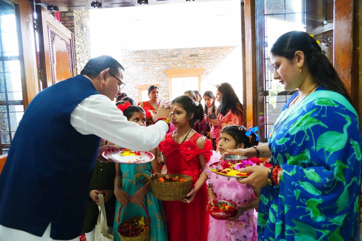 राज-काज: सीएम धामी ने मुख्यमंत्री आवास में मनाया लोकपर्व फूलदेई; बच्चों का स्वागत करते हुए भेंट किए उपहार