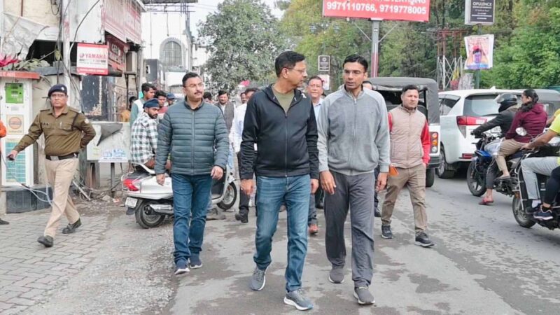 सड़कों का निरीक्षण करने ग्राउण्ड जीरों पर पहुंचे लोनिवि सचिव 