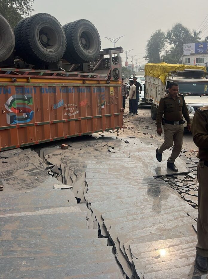 झण्डा मेला देखकर वापस जा रहे श्रद्धालुओं का वाहन दुर्घटनाग्रस्त,दो की मौत
