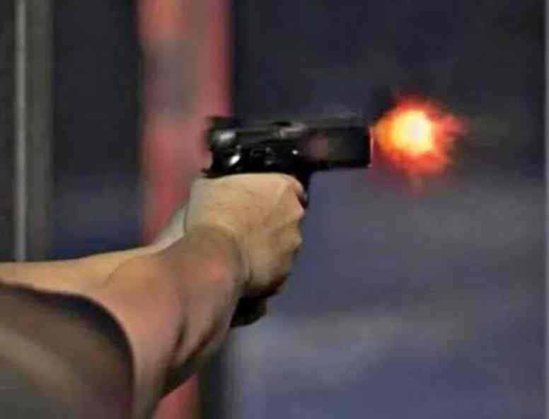 दुस्साहस: लूट के आरोपियों को पकड़ने गई पुलिस टीम पर फायरिंग और तलवारों से हमला