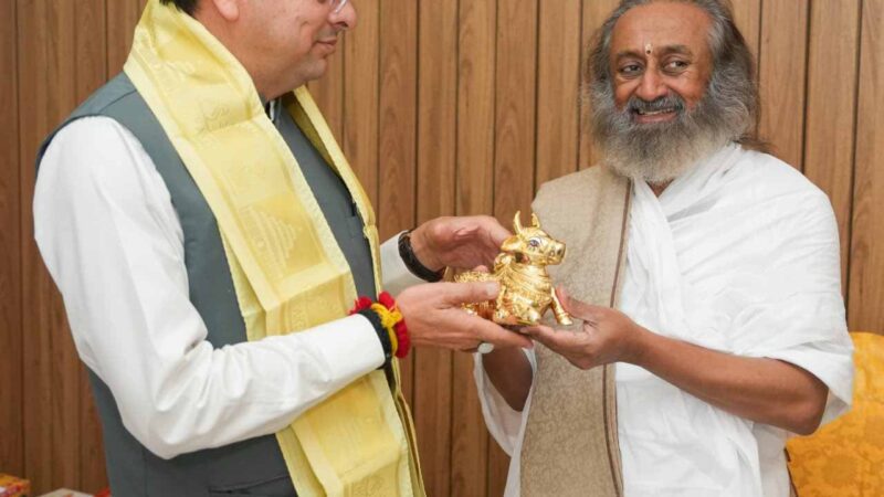सीएम धामी आध्यात्मिक गुरू श्री श्री रविशंकर से मिले 