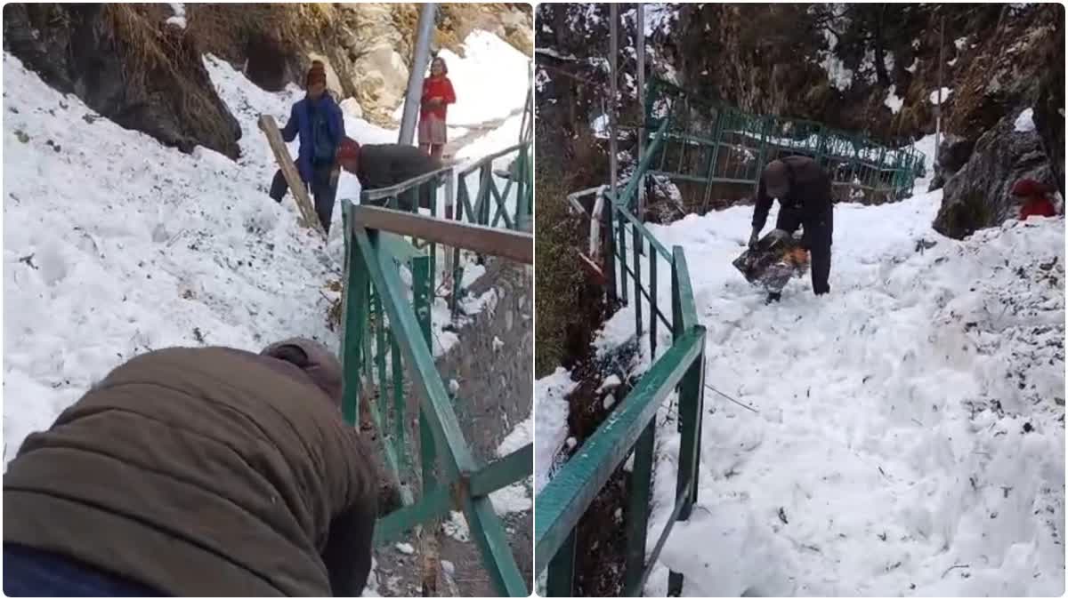 दुश्वारियां: बर्फ से पट गया यमुनोत्री पैदल मार्ग, लकड़ी और फट्टों से हटा रहे मजदूर