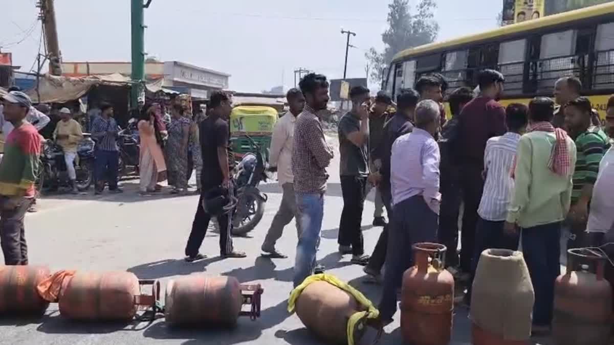 हालात: रसोई गैस के लिए लगी लंबी-लंबी लाइनों से सड़क जाम, प्रदेश भर में कई गैस एजेंसियों पर लग रही कतारें 