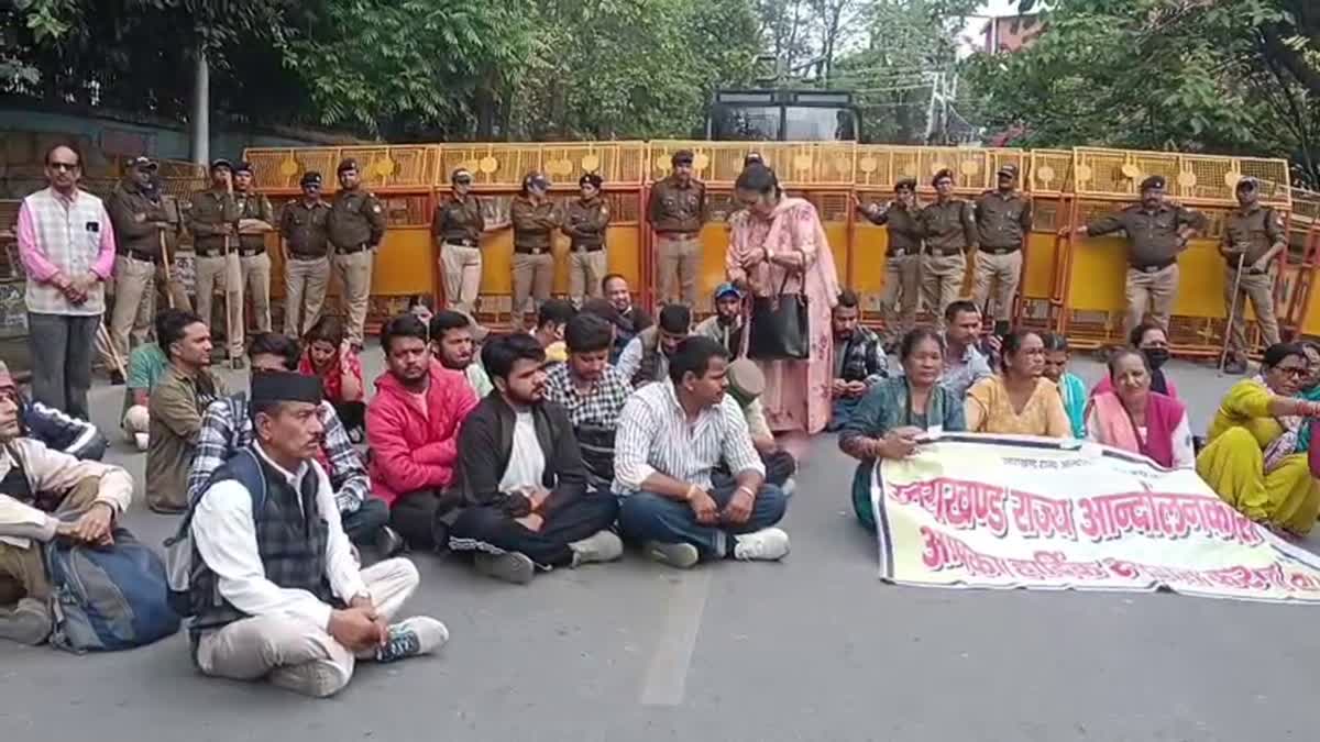 आक्रोश: राज्य आंदोलनकारियों ने किया सचिवालय कूच, लंबित मांगों को लेकर सरकार के खिलाफ बोला हल्ला