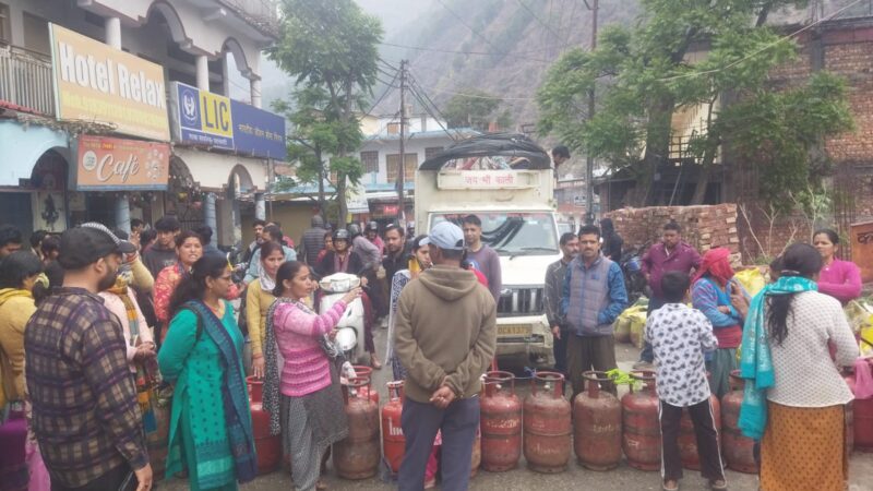 दुश्वारियां: रसोई गैस सिलिंडर के लिए उपभोक्ताओं की लंबी कतार के चलते हाईवे पर लगा डेढ़ किमी का जाम